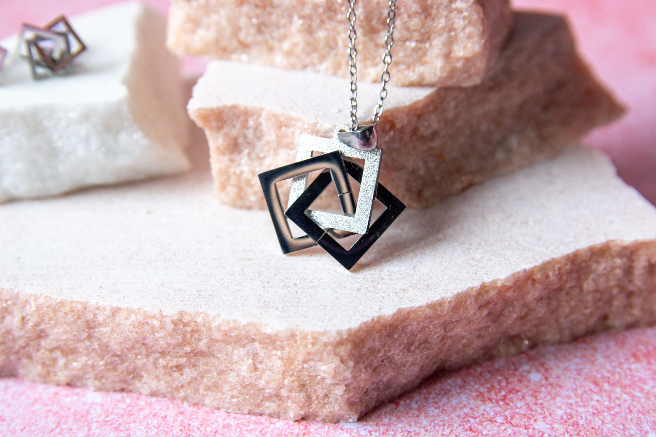 Collier et boucles Carrés Entrelacés