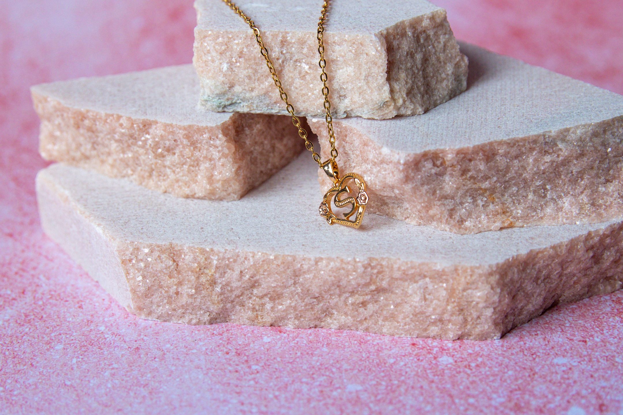 Collier pendentif fleur lettres A-Z